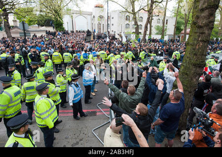 Estremisti musulmani chierico Anjem Choudary tenendo un 'Rally contro la British crociata" presso il Regent's Park Moschea, con una protesta dell'EDL e altri manifestanti rightwing. Aprile 2014 Foto Stock