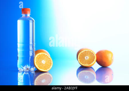 Mineralwasser mit Orangen Foto Stock