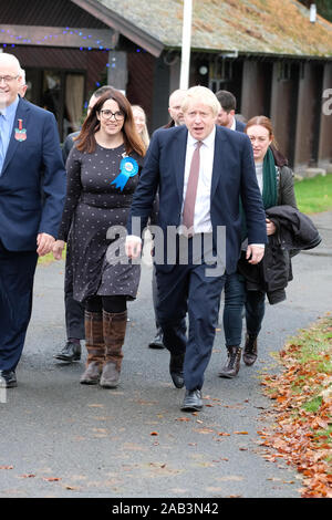 Royal Welsh Winter Fair, Builth Wells, Powys, Wales, Regno Unito - Lunedì 25 Novembre 2019 - Primo Ministro Boris Johnson arriva presso il Royal Welsh inverno equo per l'ultima fase del suo Regno Unito tour elettorale. Credito: Steven Maggio/Alamy Live News Foto Stock