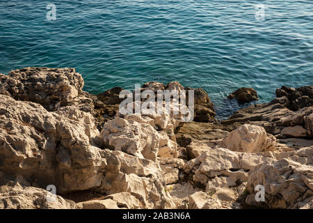 Makarska in Dalmazia, Croazia. Vista dalla penisola in una giornata di sole in estate. Il famoso ruvide rocce calcaree e il mare Adriatico al Mediterr Foto Stock