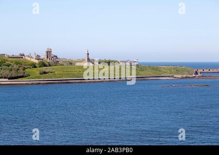 Priorato di Tynemouth e Castello e il Collingwood Memorial, costruito in seguito alla battaglia di Trafalgar, nel nord-est dell'Inghilterra. I punti di riferimento di stand a nord di Foto Stock