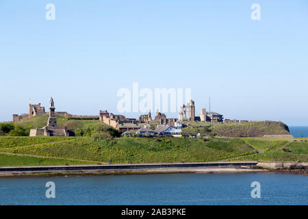 Tynemputh Priory e Castello di Tynemouth in Inghilterra. Il Collingwood memorial si affaccia sul fiume Tyne. Foto Stock