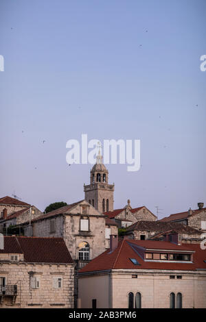 Isola di Korcula con la cattedrale, dettaglio shot dal mare in una giornata di sole durante il tramonto in estate. Bella e antica architettura veneziana e la viola Foto Stock