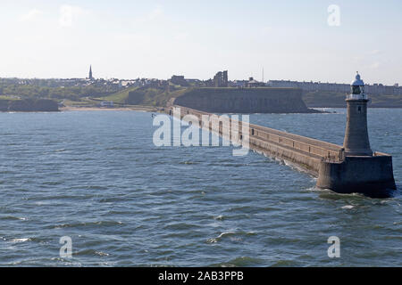 Il faro sul molo di Tynemouth nel nord-est dell'Inghilterra. Il Fiume Tyne Nord Pier si trova a circa 900 metri di lunghezza. Foto Stock