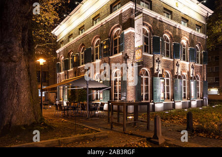 Eindhoven, Paesi Bassi, 7 novembre 2019. Vista laterale dell'entrata di un ristorante het zusje di notte con diversi golden luci colorate e un Foto Stock