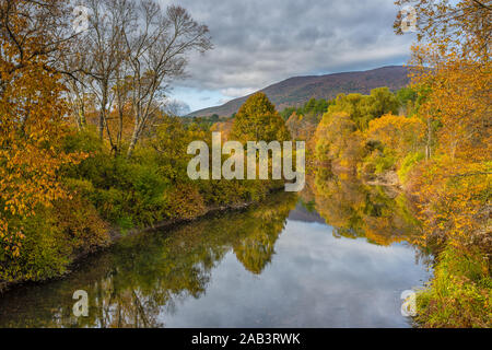 Autunno paesaggio di Sunderland, Vermont con il fiume Battenkill, cielo drammatico, e le montagne sullo sfondo. Foto Stock