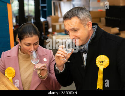 Leith, Scotland, Regno Unito. Il 25 novembre 2019. Scottish liberal democratici campagna sedia Alex Cole-Hamilton e Rebecca campana parlamentare liberale candidato per Dunfermline e West Fife visitato porto di Leith Distillery e delineato il partito programmi del nuovo obiettivo di massa come Edimburgo nord e Leith, nonché recuperando il partito della tradizionale Scozia meridionale nello snap elezione generale. Iain Masterton/Alamy Live News. Foto Stock