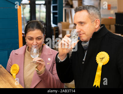 Leith, Scotland, Regno Unito. Il 25 novembre 2019. Scottish liberal democratici campagna sedia Alex Cole-Hamilton e Rebecca campana parlamentare liberale candidato per Dunfermline e West Fife visitato porto di Leith Distillery e delineato il partito programmi del nuovo obiettivo di massa come Edimburgo nord e Leith, nonché recuperando il partito della tradizionale Scozia meridionale nello snap elezione generale. Iain Masterton/Alamy Live News. Foto Stock