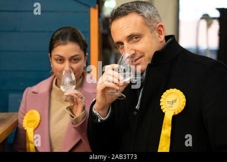 Leith, Scotland, Regno Unito. Il 25 novembre 2019. Scottish liberal democratici campagna sedia Alex Cole-Hamilton e Rebecca campana parlamentare liberale candidato per Dunfermline e West Fife visitato porto di Leith Distillery e delineato il partito programmi del nuovo obiettivo di massa come Edimburgo nord e Leith, nonché recuperando il partito della tradizionale Scozia meridionale nello snap elezione generale. Iain Masterton/Alamy Live News. Foto Stock