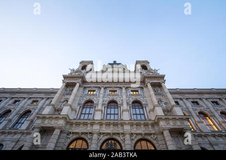 La facciata principale del Naturhistorisches Museum Wien al crepuscolo. Essa è il principale museo di storia naturale di Vienna, Austria, e un importante punto di riferimento degli imperi Foto Stock