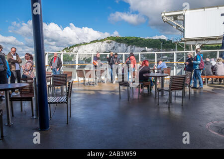 Dover a Calais lasciando traghetto Dover con le bianche scogliere in distanza. Foto Stock