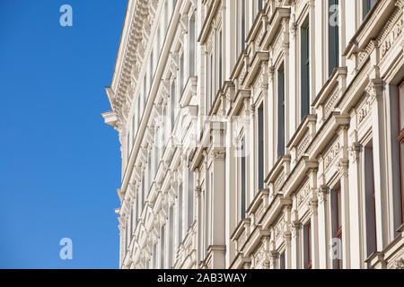 Tipica facciata austro-ungarico di un appartamento in stile barocco edificio residenziale in una strada di Innere Stadt, la parte interna della città di Vienna, Austria, nel 1s Foto Stock