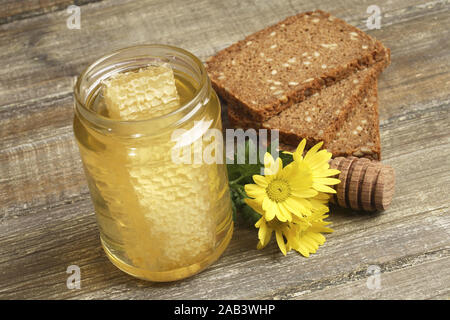 Wabenhonig mit Vollkornbrot und Blume |miele di favo con pane integrale e fiore| Foto Stock