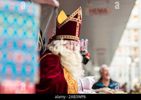 Eindhoven, Paesi Bassi, 23 novembre 2019. Sinterklaas indossa il suo costume rosso e mitra e guardando i bambini. Festival olandese evento per childr Foto Stock