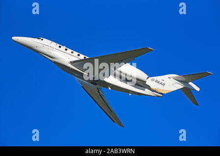 Registrati tedesco Cessna750X D-BEAR lasciando Dalcross Inverness Airport nelle Highlands scozzesi, UK. Foto Stock