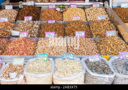 Athinas Street di frutta secca shop al di fuori del Mercato Centrale, Atene, Grecia Foto Stock