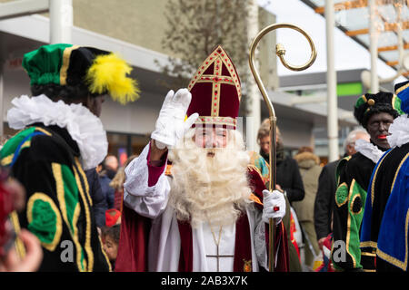 Eindhoven, Paesi Bassi, 23 novembre 2019. Sinterklaas indossa il suo costume rosso e agitando a bambini e genitori, circondato da de pieten in Foto Stock