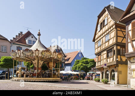 Karusell Fachwerkhäusern vor in der Altstadt von Obernai |giostra prima di metà-case con travi di legno nella città vecchia di Obernai| Foto Stock