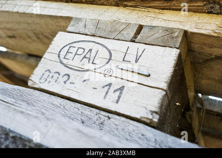 Kennzeichnung einer Europalette|Identificazione di un Euro pallet| Foto Stock