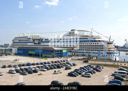 Das Kreuzfahrtschiff AIDAblu am terminale im Hamburger Hafen |L'AIDAblu nave da crociera presso il terminal del porto di Amburgo| Foto Stock