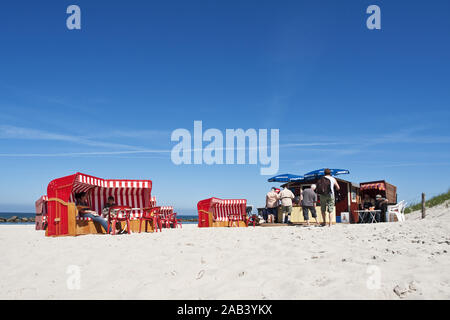 Un Strandkˆrbe einem Strand bei Wustrow |sedie a sdraio su una spiaggia di Wustrow| Foto Stock