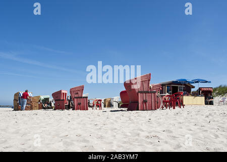 Un Strandkˆrbe einem Strand bei Wustrow |sedie a sdraio su una spiaggia di Wustrow| Foto Stock