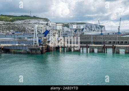 Dover a Calais lasciando traghetto Dover con le bianche scogliere in distanza. Foto Stock