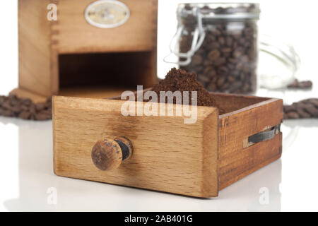 Frisch gemahlener Kaffee mit Kaffeebohnen und Kaffeemuehle |caffè appena macinato con i chicchi di caffè e caffè macinacaffè| Foto Stock
