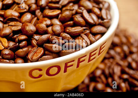 Frisch geröstete Kaffeebohnen in einer Tasse |appena tostato i chicchi di caffè in una tazza| Foto Stock