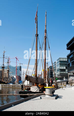 Pontonanlage für historische Schiffe am Sandtorhafen bei den Magellan-Terrassen in der Hafencity |Pontoon sistema per navi storiche a Sandtorhafen a Foto Stock