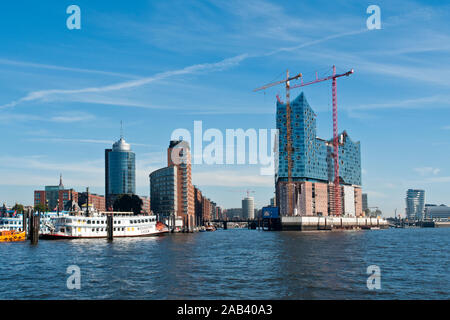 Blick auf den Neubau der Elbphilharmonie im Hamburger Hafen |vista della costruzione dell'Elbe Philharmonic nel porto di Amburgo| Foto Stock