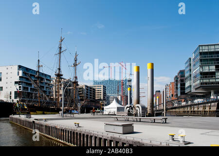 Pontonanlage für historische Schiffe am Sandtorhafen bei den Magellan-Terrassen in der Hafencity |Pontoon sistema per navi storiche a Sandtorhafen a Foto Stock