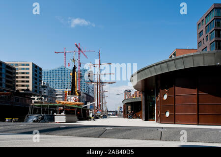 Pontonanlage für historische Schiffe am Sandtorhafen in der Hafencity, im Hintergrund die Elbphilharmonie |Pontoon sistema per navi storiche in ha Foto Stock