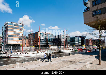 Pontonanlage für historische Schiffe am Sandtorhafen in der Hafencity, im Hintergrund moderne Wohn- und Bürogebäude |Sistema Pontone con nave storica Foto Stock