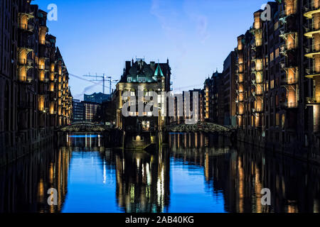 Blick auf das Wasserschloss in der Hamburger Speicherstadt |Guarda il "castello d'acqua' all'Hamburger Speicherstadt| Foto Stock