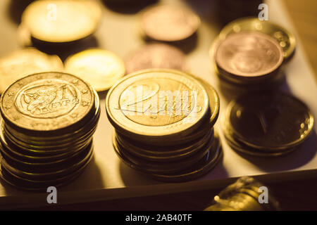 Pile di ferro delle monete in euro sul tavolo. Foto Stock