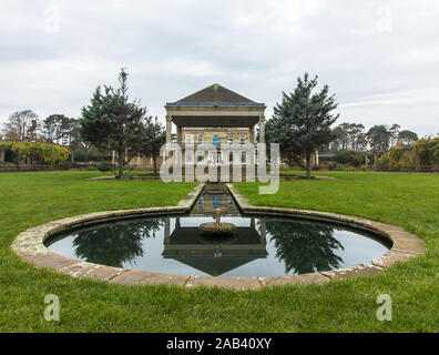 Inquadratura orizzontale di Waterloo Park con fontana, Bandstand e Cafe - Norwich, Norfolk, Regno Unito Foto Stock