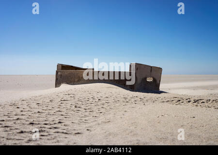 Eine angespülte Holzkiste auf einer Sandbank im Watt vor San Pietro Ording |una gabbia in legno lavato fino a un sandbar nel fango davanti a San Pietro ordi Foto Stock