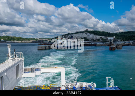 Dover a Calais lasciando traghetto Dover con le bianche scogliere in distanza. Foto Stock