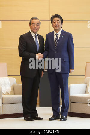 Tokyo, Giappone. 25 Nov, 2019. Primo Ministro giapponese Shinzo Abe si incontra con i cinesi il consigliere di Stato e Ministro degli Esteri Wang Yi in Tokyo, Giappone, nov. 25, 2019. Credito: Du Natalino/Xinhua/Alamy Live News Foto Stock