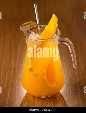 Limonata arancione con una fettina di arancio Foto Stock