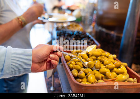 Un delizioso aperitivo a buffet con varie opzioni in un ristorante o in albergo. Foto Stock