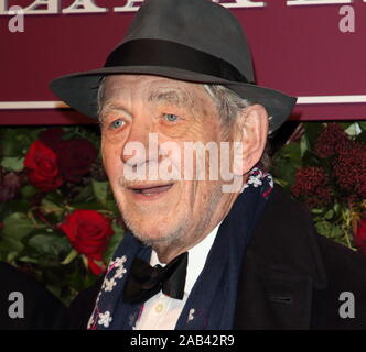 Sir Ian McKellen assiste il sessantacinquesimo Evening Standard Theatre Awards at The London Coliseum di Londra. Foto Stock