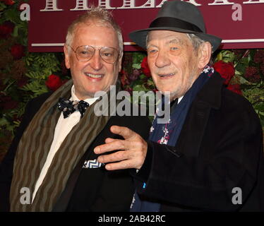 Sir Ian McKellen (R) assiste il sessantacinquesimo Evening Standard Theatre Awards at The London Coliseum di Londra. Foto Stock