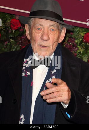 Sir Ian McKellen assiste il sessantacinquesimo Evening Standard Theatre Awards at The London Coliseum di Londra. Foto Stock