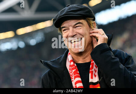 Ventola di Fortuna Campino, cantante della band Die Toten Hosen, alla Bundesliga corrispondono a Fortuna Düsseldorf contro FC Bayern Monaco, Düsseldorf, Germania Foto Stock