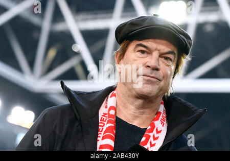 Ventola di Fortuna Campino, cantante della band Die Toten Hosen, alla Bundesliga corrispondono a Fortuna Düsseldorf contro FC Bayern Monaco, Düsseldorf, Germania Foto Stock