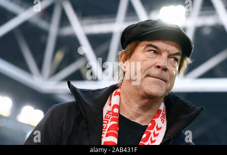 Ventola di Fortuna Campino, cantante della band Die Toten Hosen, alla Bundesliga corrispondono a Fortuna Düsseldorf contro FC Bayern Monaco, Düsseldorf, Germania Foto Stock