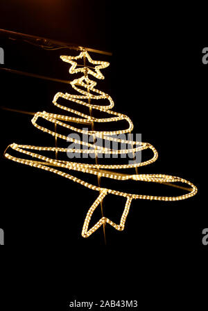 Street Anno Nuovo e le decorazioni di Natale, stringa di riso lampadine delle luci. Decorative luci lampeggianti, ornamenti a forma di albero e stella sulla parte superiore per il natale Foto Stock