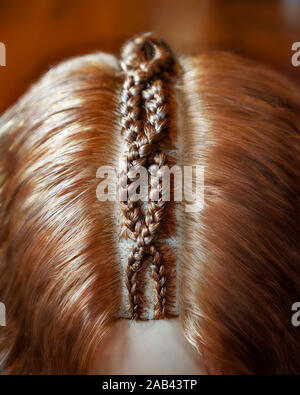 Disegni fatti di capelli, trecce texture, close-up sfondo della treccia di capelli ornamento Foto Stock